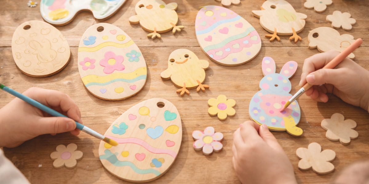 Maľovanie drevených veľkonočných dekorácií na zavesenie s deťmi