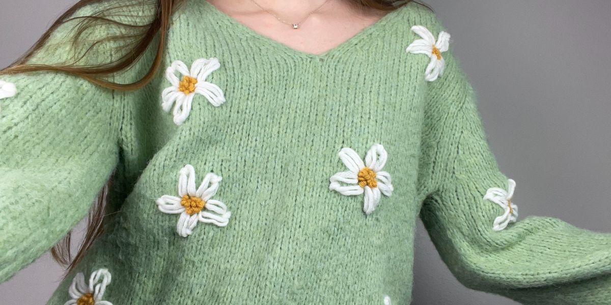 Handmade sveter s ručnou výšivkou