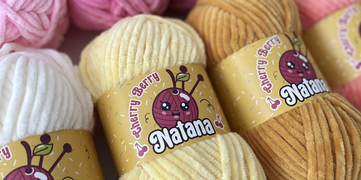 Ženilková priadza má plyšové vlákna uchytené na nosnej niti.