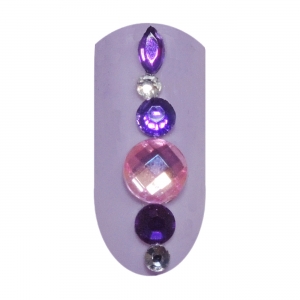 Na pastelovo fialový podklad vytvorte pomocou kamienkov ornament. Kamienky je potrebné zafixovať quick finishom aby na nechte držali.